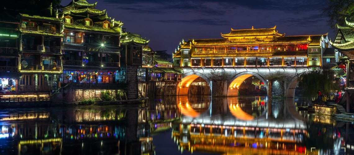 Ночной Фэнхуан — настоящий праздник света!