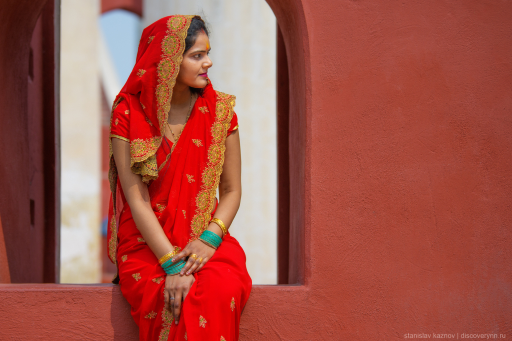Девушка в национальном индийском костюме