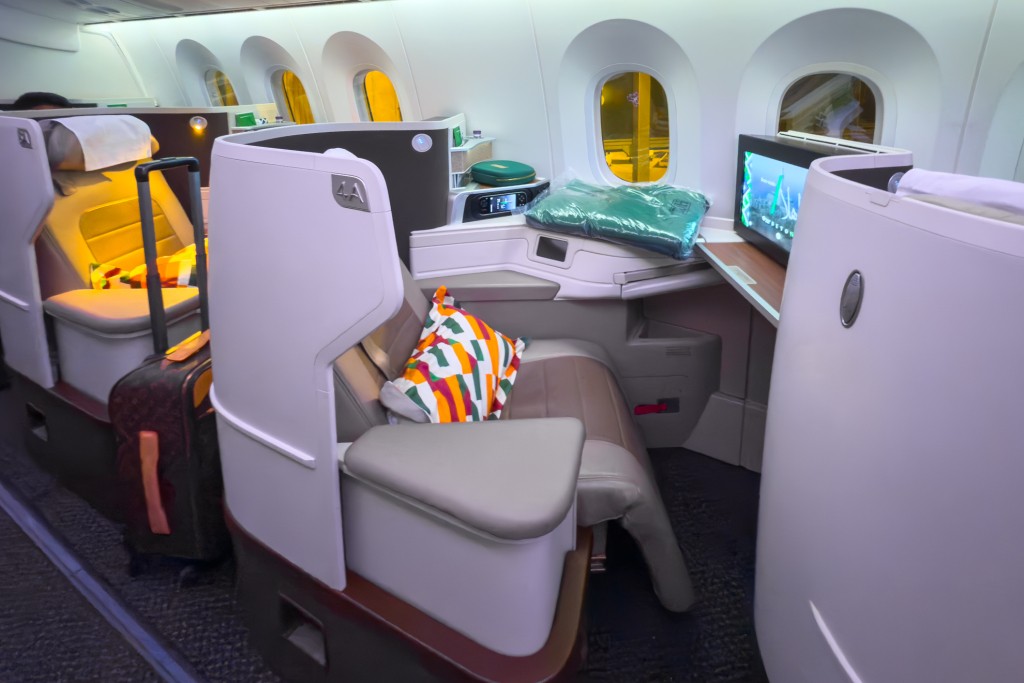кресло в бизнес-классе боинга 787 Saudia