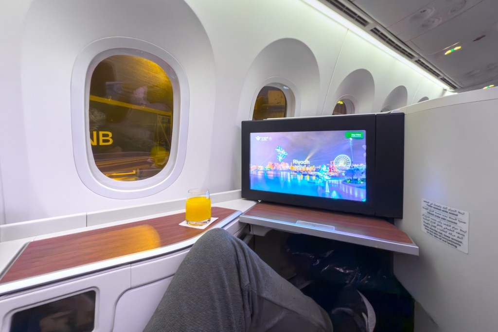 Экран медиа системы в бизнес-классе боинга 787 Saudia
