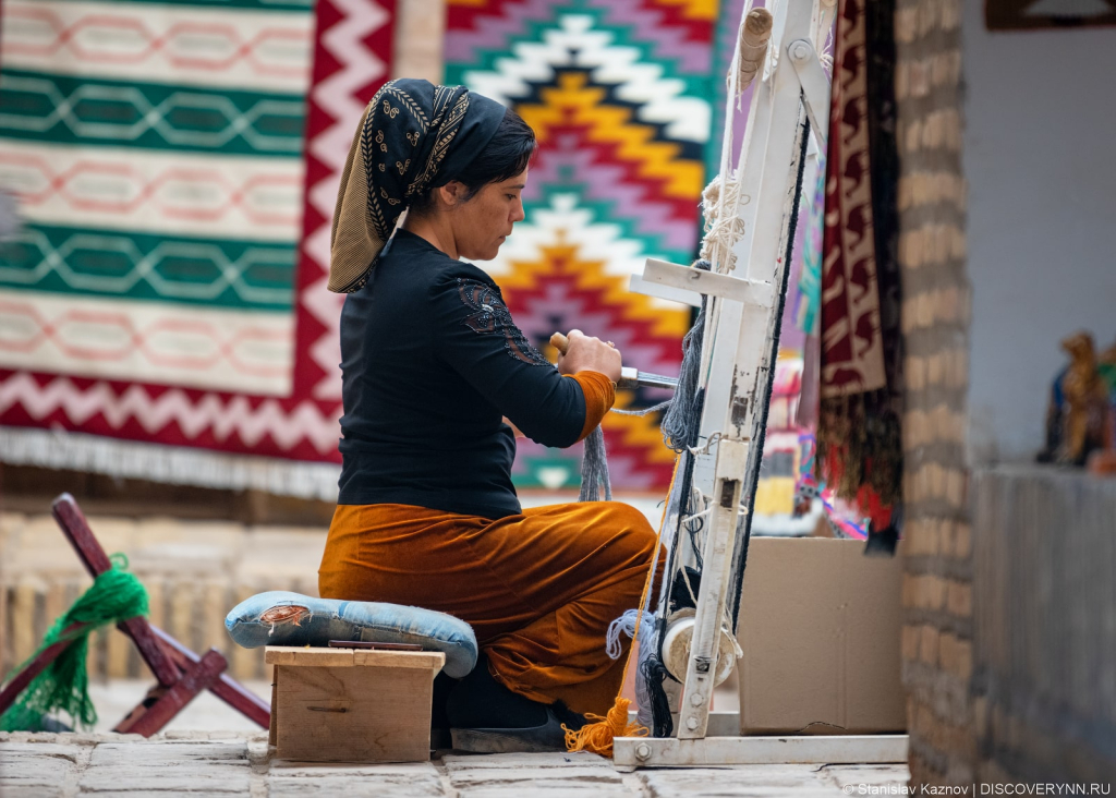 Вышивка узбекских ковров в Хиве