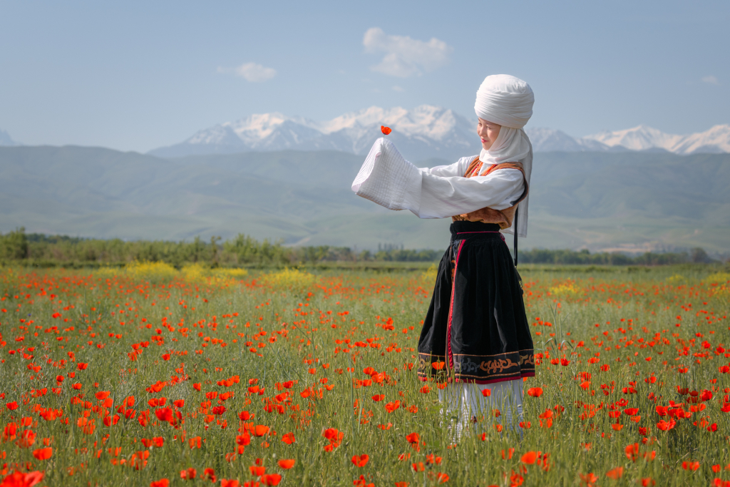 Девушка в киргизском национальном костюме